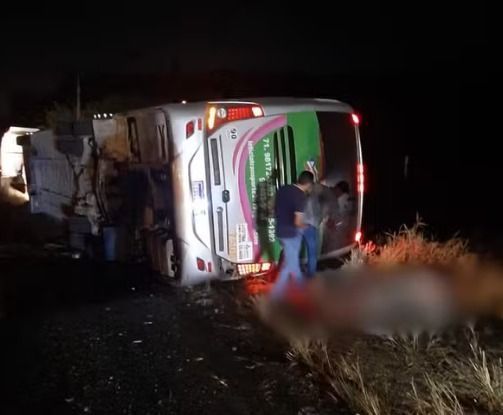 Ônibus de turismo tomba, mata quatro e fere 15 pessoas em rodovia na Bahia