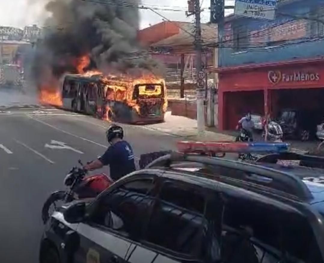 Vídeo: ônibus em chamas e desgovernado bate em poste e provoca explosão em SP