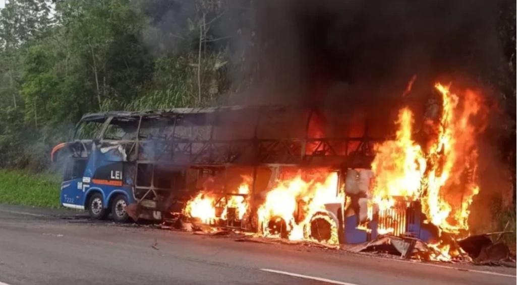 Homem detido por incendiar ônibus em rodovia de SP entrou no coletivo clandestinamente