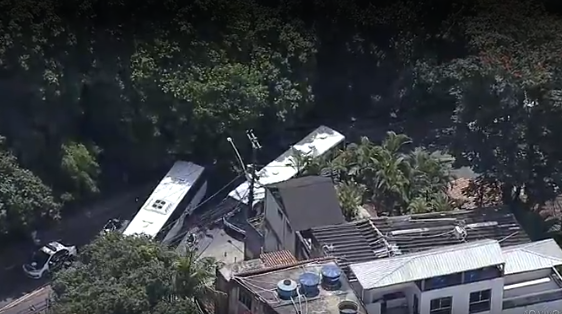 Ônibus sequestrados para formar barricada em estrada do RJ são removidos