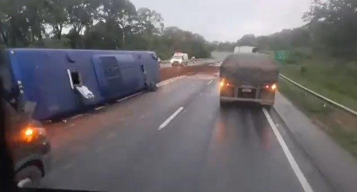Ônibus de viagem com 33 passageiros tomba e fecha parcialmente a BR-135 em MG