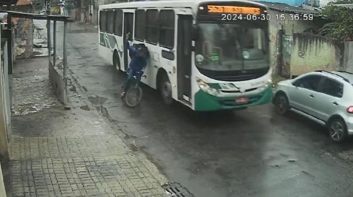 Vídeo: ônibus quase atropela entregador de aplicativo atingido no RJ. Vídeo: ônibus quase atropela entregador de aplicativo atingido no RJ.