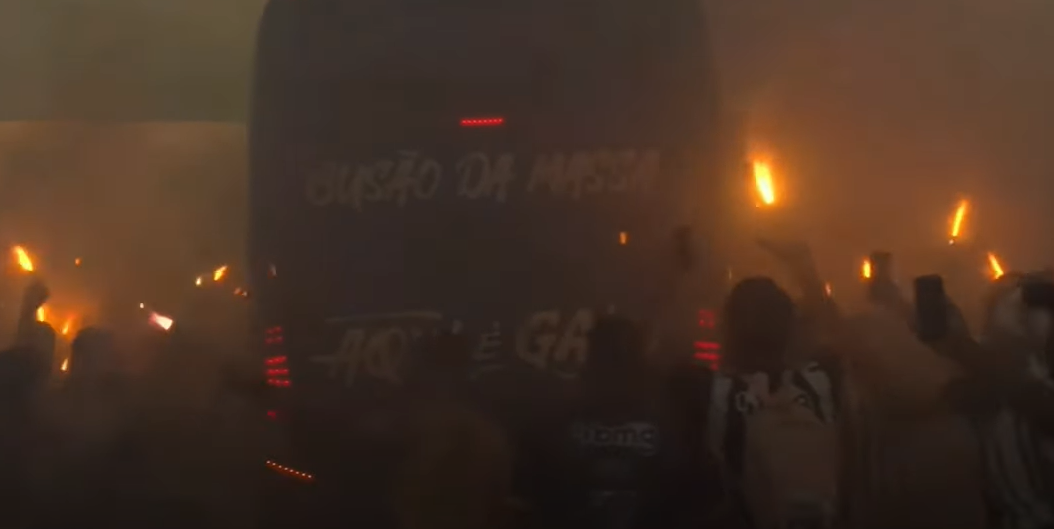 Torcida do Atlético recebe time com 'rua de fogo' antes de final contra o Flamengo
