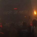 Torcida do Atlético recebe time com 'rua de fogo' antes de final contra o Flamengo