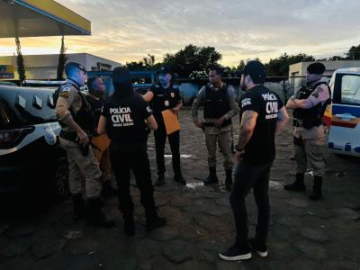 Dois investigados não foram localizados durante o cumprimento dos mandados, mas as equipes seguem em busca dos suspeitos para dar cumprimento às prisões
