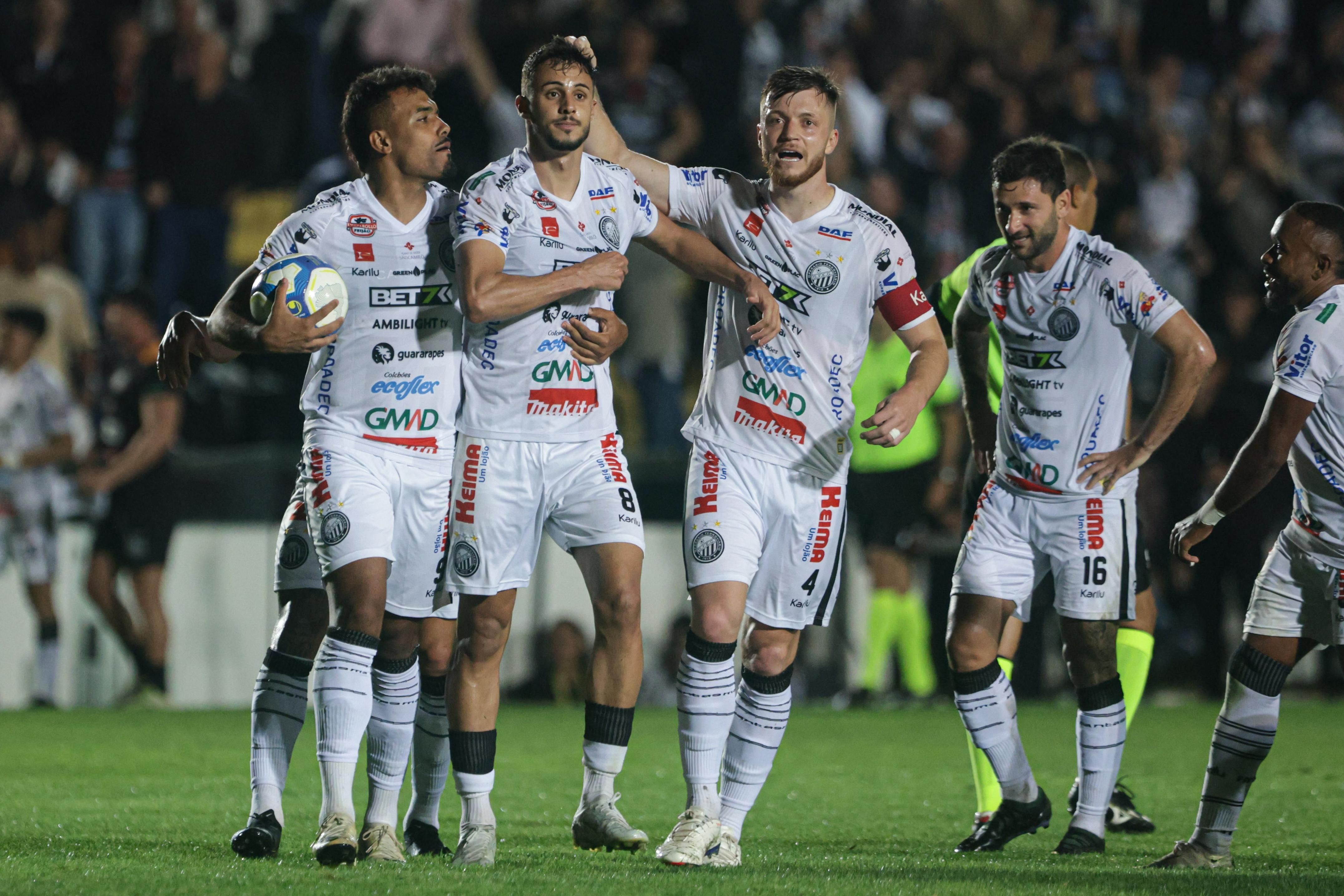 Sport sai na frente, mas sofre com expulsão e perde para o Operário pela Série B