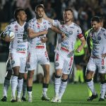 Sport sai na frente, mas sofre com expulsão e perde para o Operário pela Série B