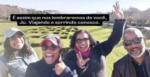 Na imagem, a família Marins aprece celebando momentos juntos.