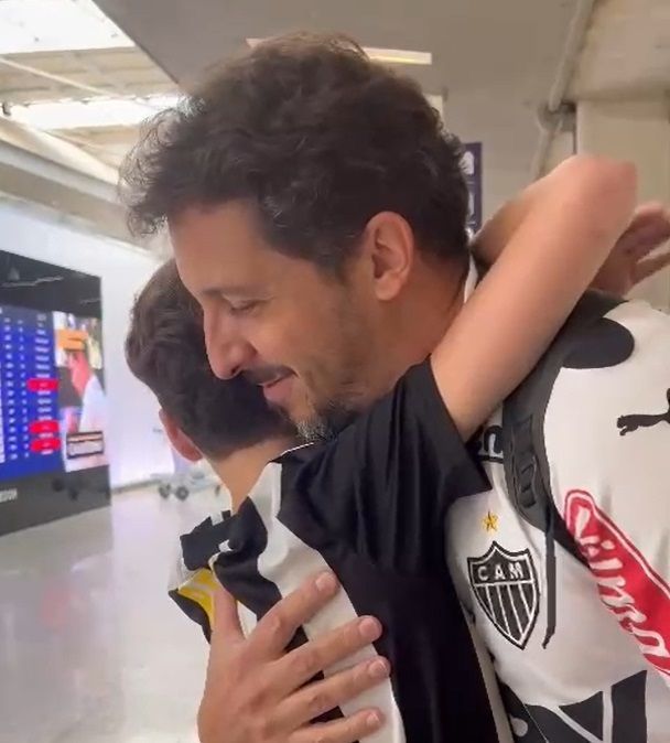 Atlético: pai surpreende filho com viagem para final da Libertadores e emociona web