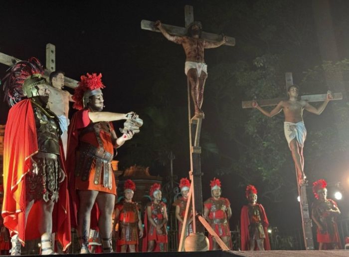 Encenação da Paixão de Cristo emociona fiéis na Praça da Liberdade