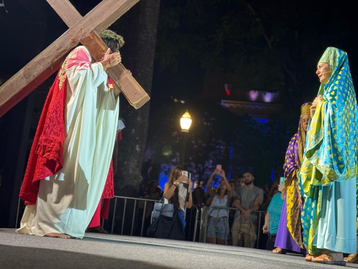 Encenação da Paixão de Cristo emociona fiéis na Praça da Liberdade
