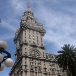 É possível se hospedar no Palácio Salvo? Um dos edifícios mais famosos de Montevidéu