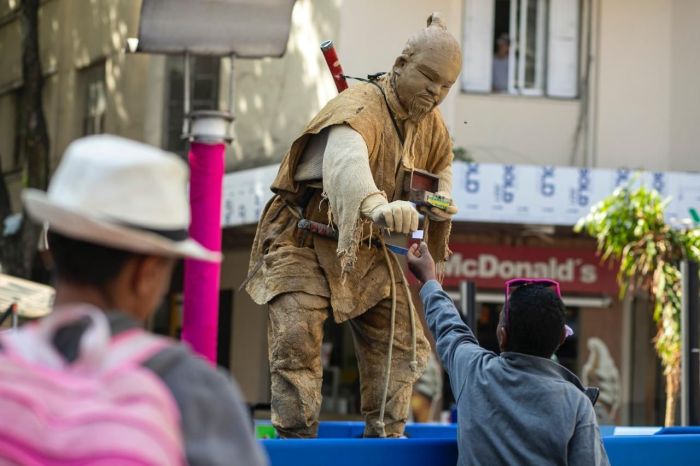 Artista de rua se apresenta na Praça Sete, em BH 