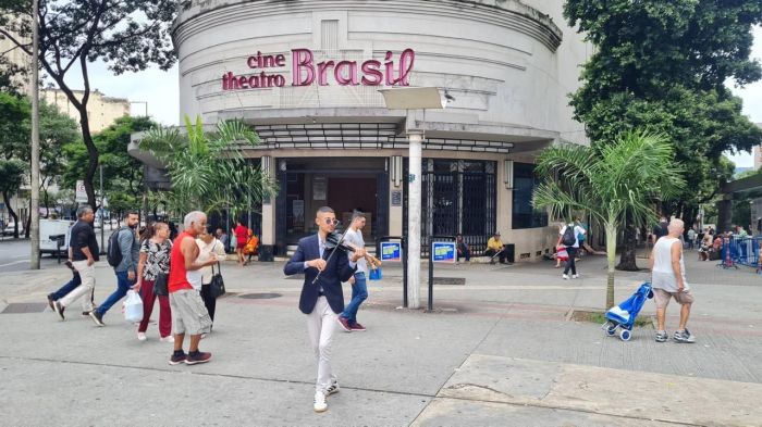 O violonista Gui Torres se apresenta na Praça Sete, em BH 