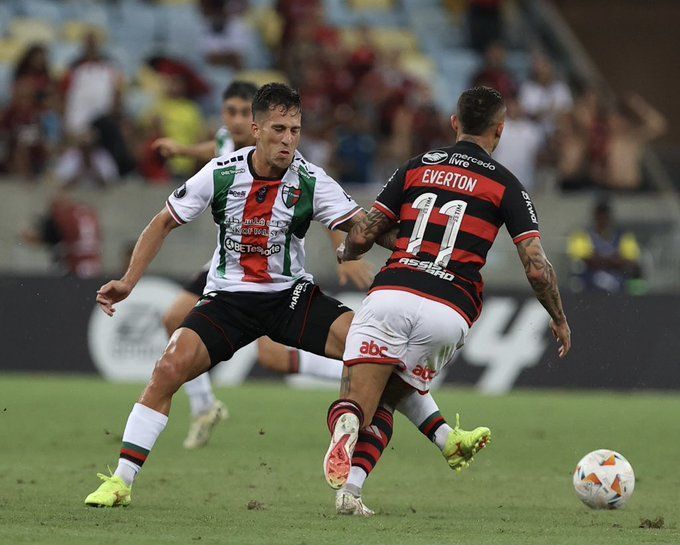 Jogadores de Flamengo e Palestino em disputa no Maracanã pela Libertadores