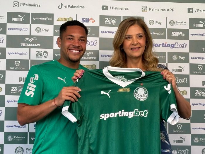 Novo jogador do Palmeiras, Vitor Roque foi apresentado nesta sexta-feira (7), pela presidente Leila Pereira Novo jogador do Palmeiras, Vitor Roque foi apresentado nesta sexta-feira (7), pela presidente Leila Pereira