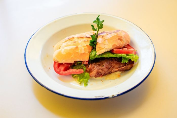 Pão com linguiça do restaurante Feijão, no Centro de BH
