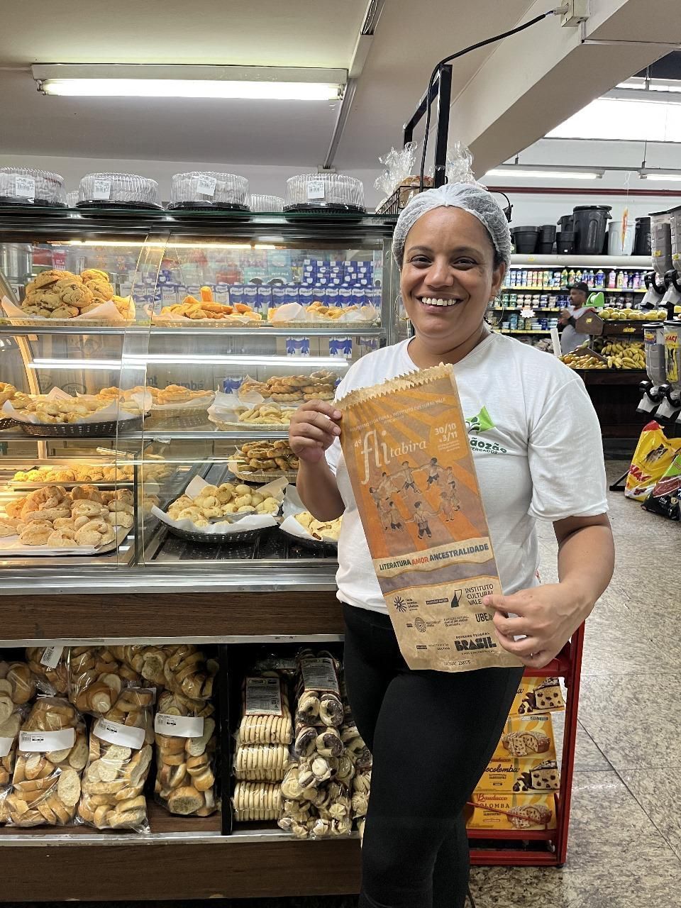 Pão combina com poesia? Em Itabira, sacos de pão terão versos de Drummond e outros poetas