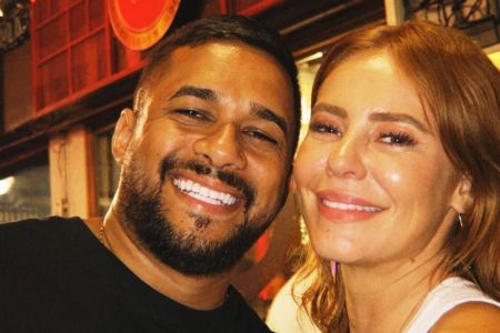 Mestre Fafá e Paolla Oliveira curtem samba no RJ