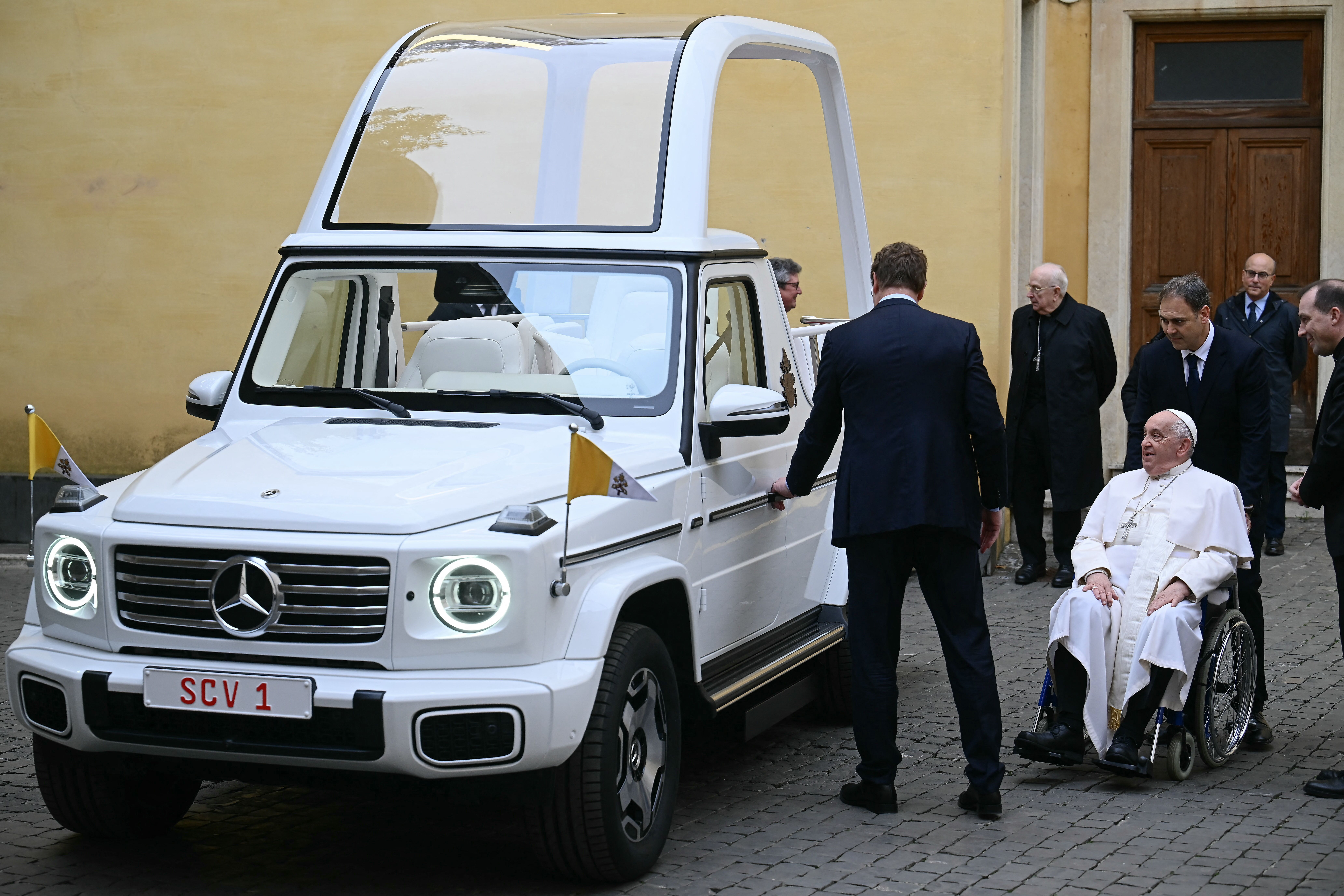 Papa Francisco recebe primeiro 'papamóvel' elétrico; veja fotos