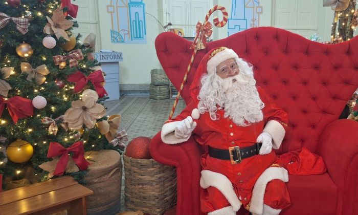 Mário Galvani recebeu as crianças na Casa do Papai Noel no Espaço Cidade