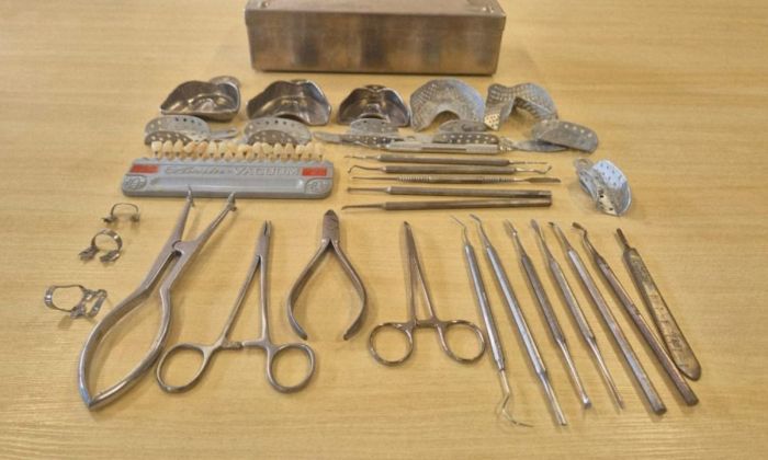 Parte dos instrumentos doados pela dentista aposentada Déa Araujo ao Projeto Reuse UFJF 