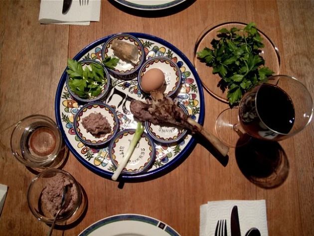 Prato keará com os elementos simbólicos do Seder na Páscoa Judaica.