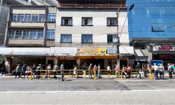 Passagem para pedestre foi sinalizada após interdição de imóvel na Avenida Getúlio Vargas em Juiz de Fora