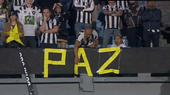 Torcida do Botafogo estende mensagem de 