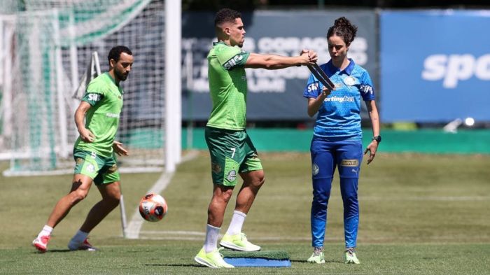 A fisioterapeuta biomecânica Jéssica Fernandes com os jogadores Paulinho e Felipe Anderson