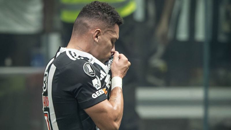 Paulinho, do Atlético, iguala marcas de ícones do futebol na Libertadores