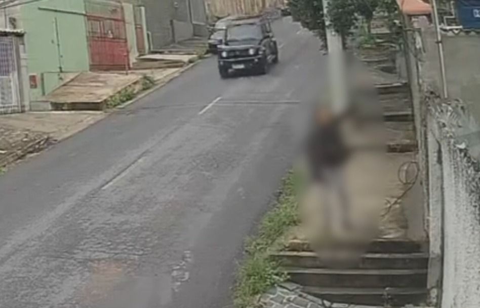 Policial aposentado dá tiro em câmera e portão de casa no Jardim América, em BH