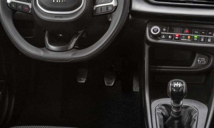 Pedais de embreagem, freio e acelerador do fiat pulse