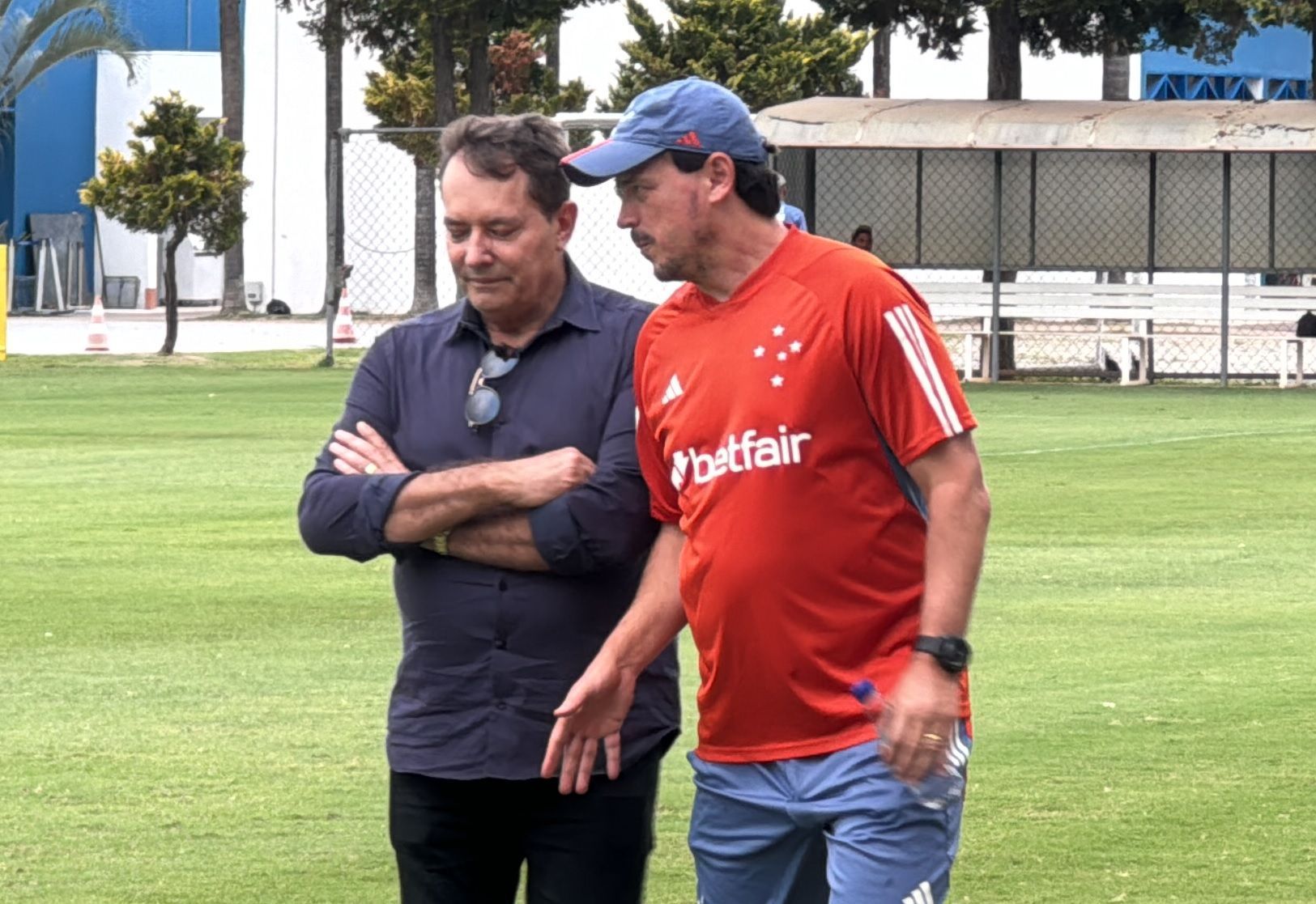 Pedrinho tem conversas reservadas com Diniz e Walace antes de treino do Cruzeiro