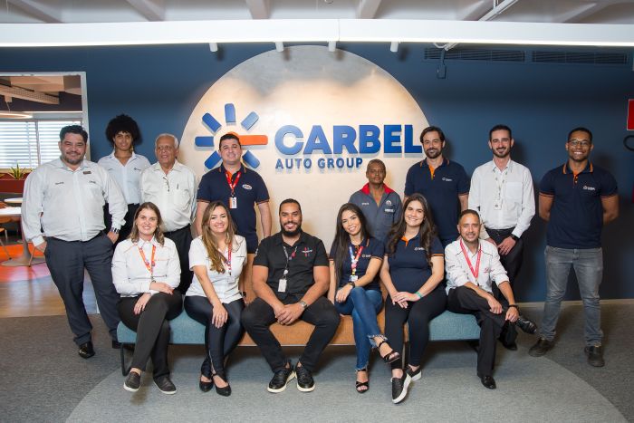 Pedro Guimarães, CEO do grupo Carbel, com equipe
