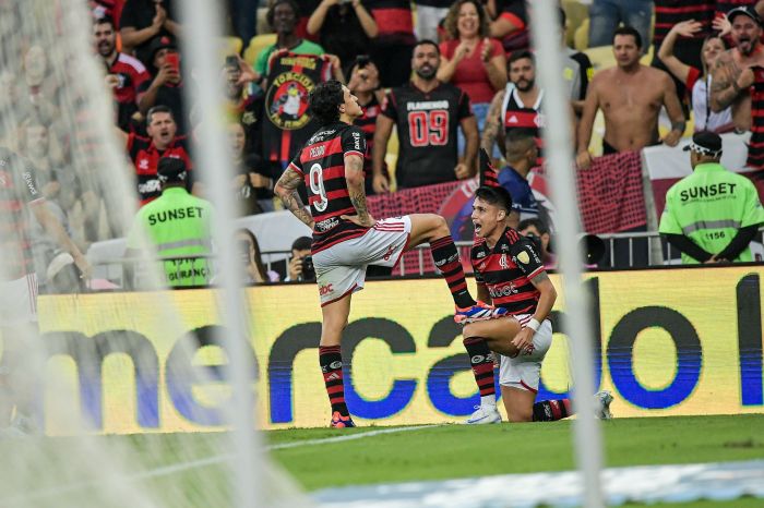 Luiz Araújo engraxa as chuteiras de Pedro, quem o serviu com assistência na vitória do Flamengo sobre o Bolívar