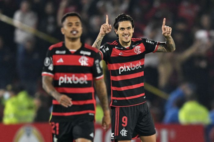 Pedro, de pênalti, abriu o placar para o Flamengo no Estádio El Campín, em Bogotá, contra o Millionarios