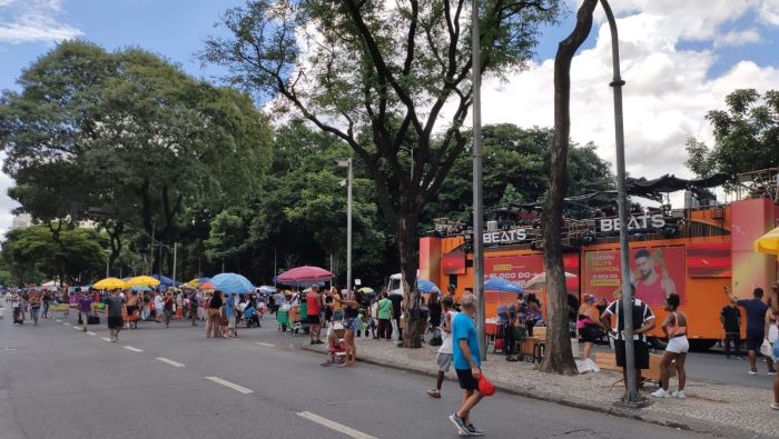 Foto mostra foliões chegando para acompanhar o show de Pedro Sampaio no Centro de BH