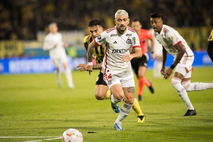 Arrascaeta em ação na partida entre Flamengo e Peñarol