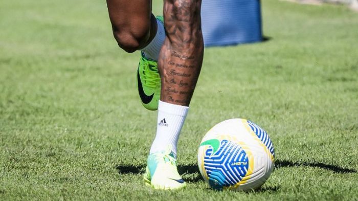 Matheus Pereira com a 'chuteira de Neymar' durante treino na Toca II, nesta segunda-feira (10)