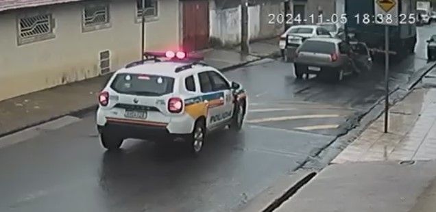 Vídeo: criminosos escapam de perseguição da PM passando por linha de trem em Contagem