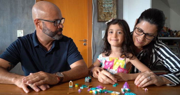 André Magalhães ao lado da filha, de cinco anos, aluna de uma EMEI no bairro Castelo