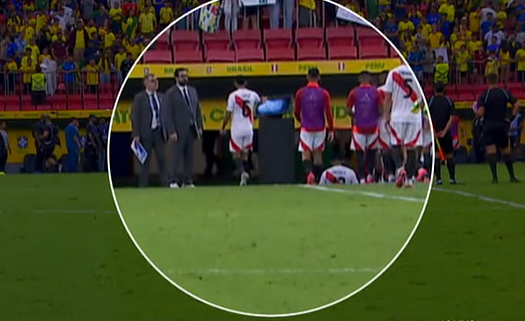 Jogador do Peru soca monitor do VAR em jogo contra Brasil e sai impune pela arbitragem