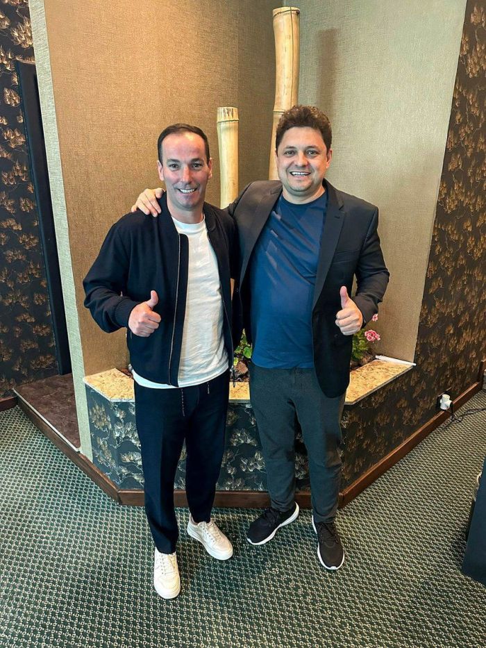 Presidente Cristiano Dresch (D) posa ao lado de Petit, em Portugal