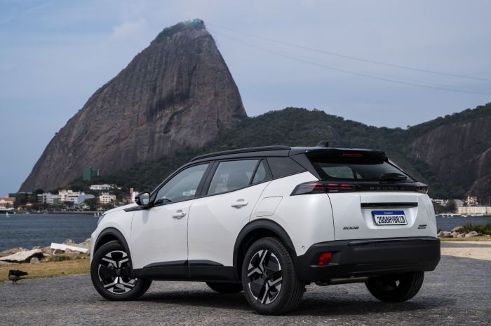 Traseira do Peugeot 2008 GT T200 Hybrid 2026