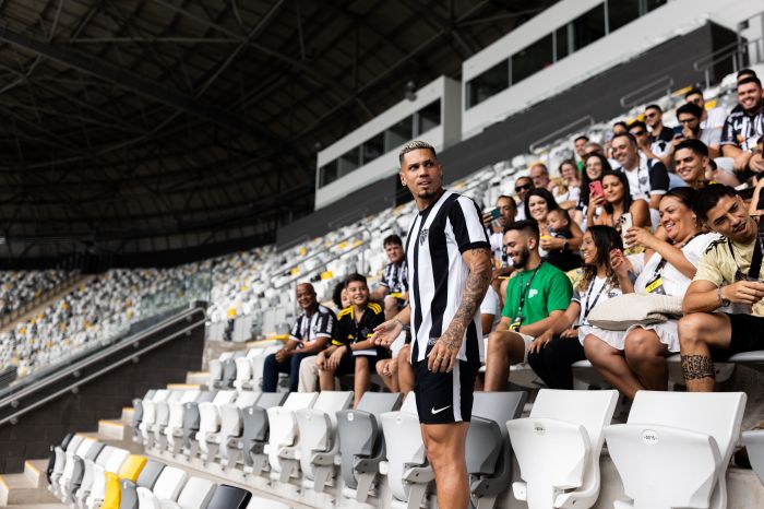 Paulinho com visitantes de tour da Arena MRV