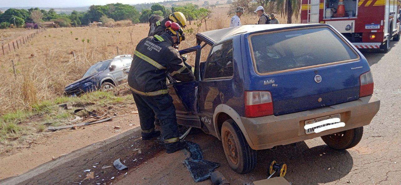 Motorista bêbado causa acidente e duas pessoas do outro carro morrem no interior de Minas