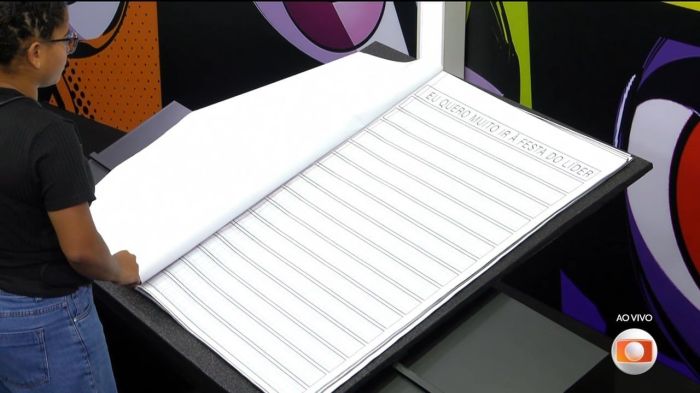 Milena precisa escrever frase padronizada em um caderno com 50 páginas