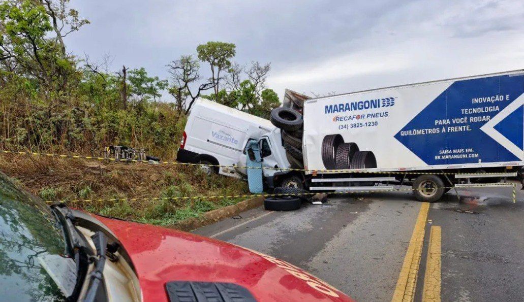 Cinco pessoas morrem em acidente entre ambulância e caminhão na BR-354 em Minas