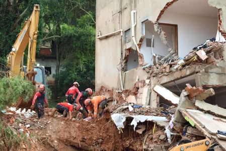 Bombeiros recuperaram seis corpos na retomada dos trabalhos após forte chuva nesta quarta-feira (26)